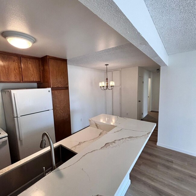 Building Photo - LIGHT & BRIGHT UPGRADED, 2 BEDROOM CONDO, ...