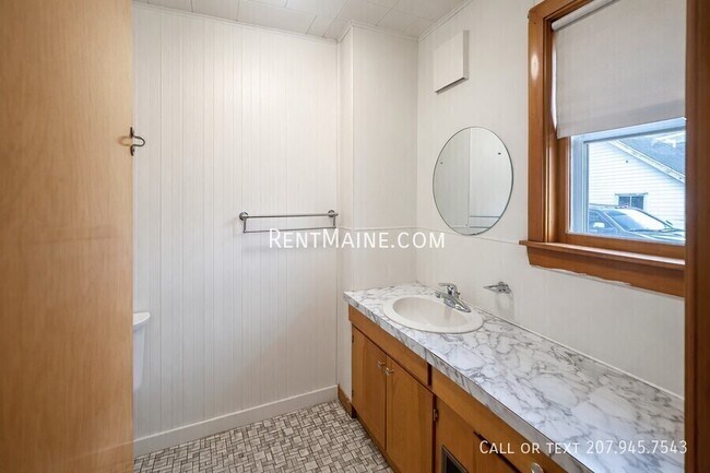 Building Photo - 445 Main St