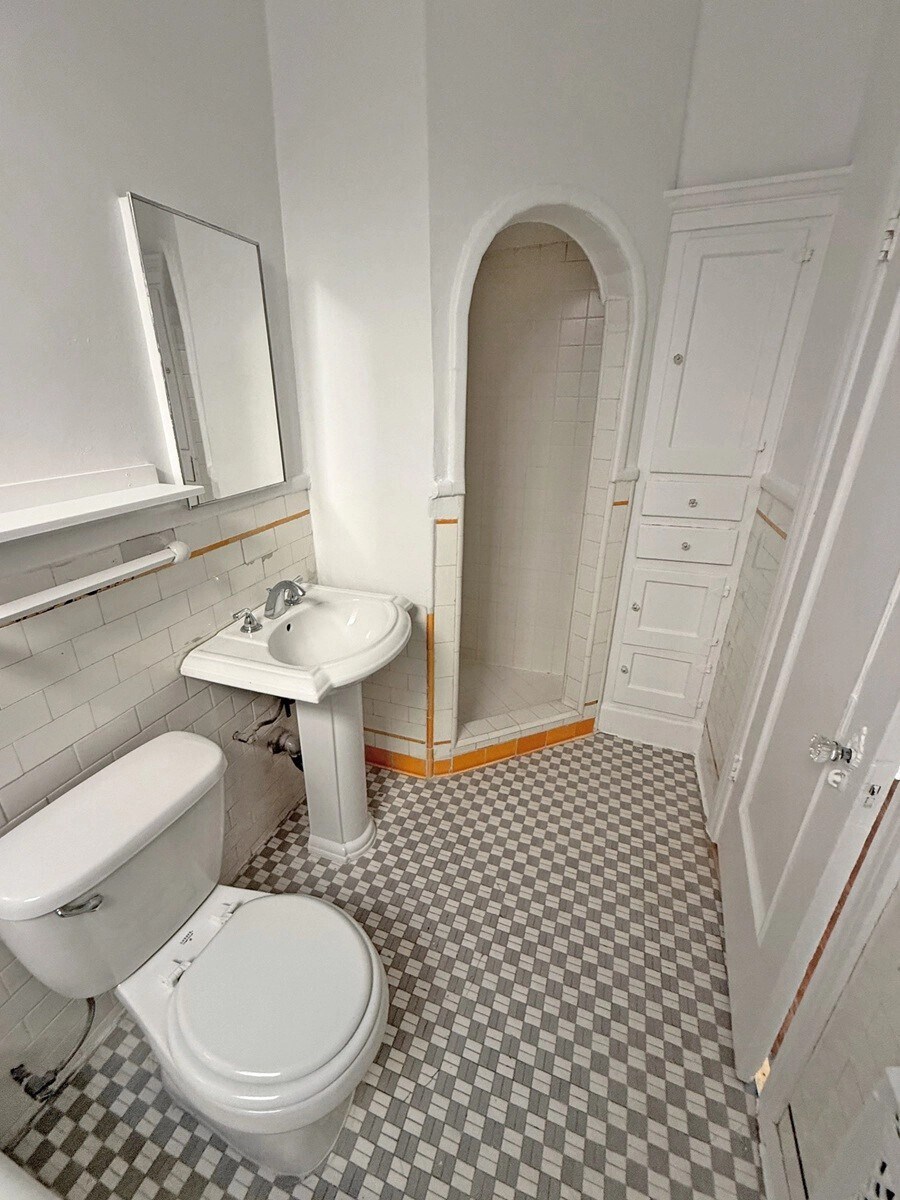 Building Photo - 335 N Orange Grove Ave