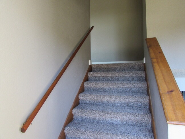 Building Photo - 3 Bedroom House Close to FLW -  New LVP Flooring May 2024!