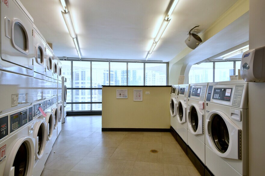 Building Photo - 300 N State St