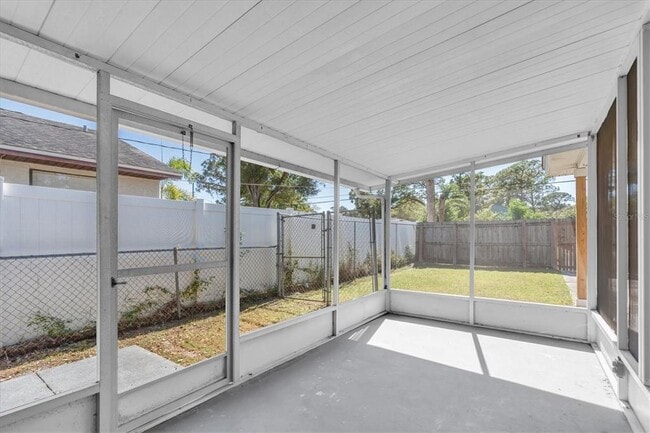 Building Photo - 618 Glenoak St N