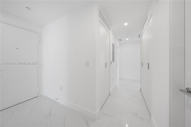 Building Photo - 700 NE 24th St