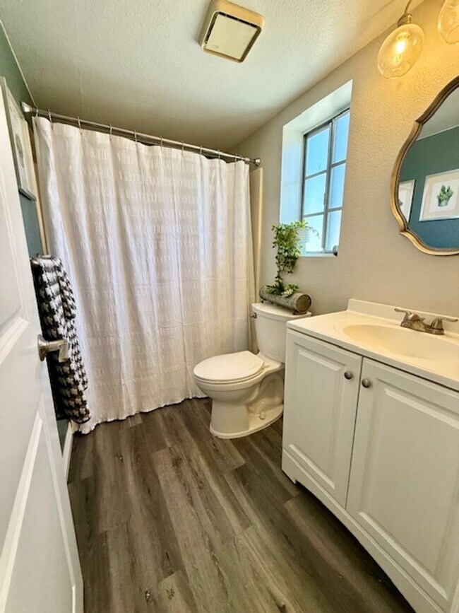 Building Photo - Lovely Eastlake condo