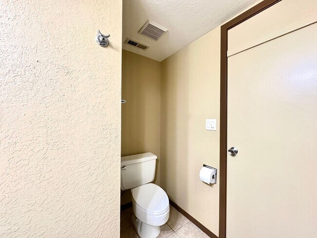 Building Photo - 2bd/2ba Kirkland Condo