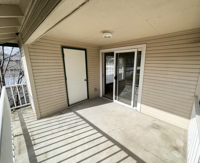 UPSTAIRS DECK 62 - Ivy Club Apartments