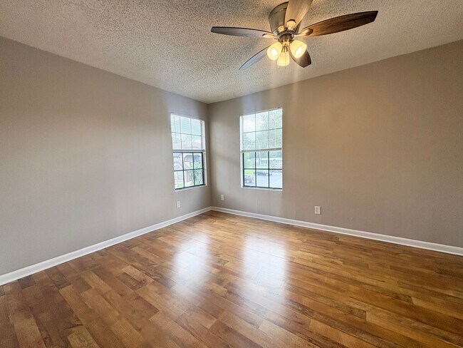 Building Photo - 1/1 Condo in Gated Lakefront Community of Altamonte Springs!