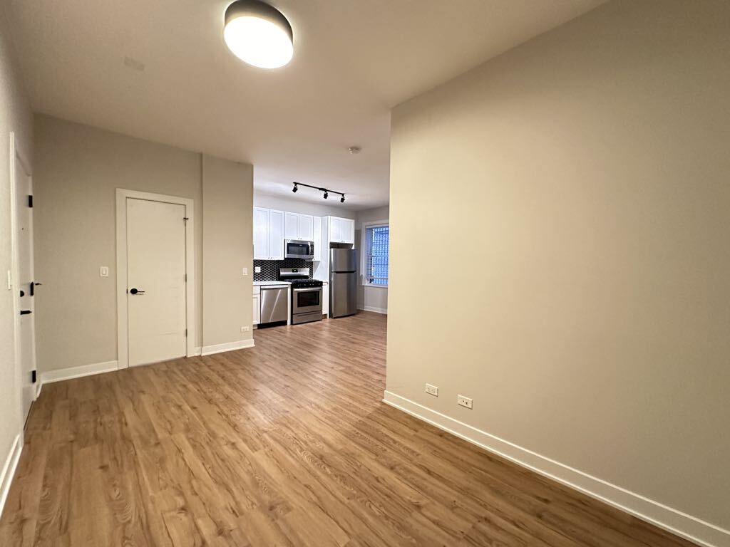 Building Photo - 659 W Wrightwood Ave