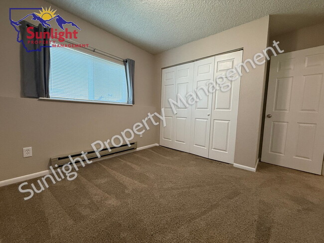 Building Photo - Freshly Updated 2 Bed Unit with Garage & A...