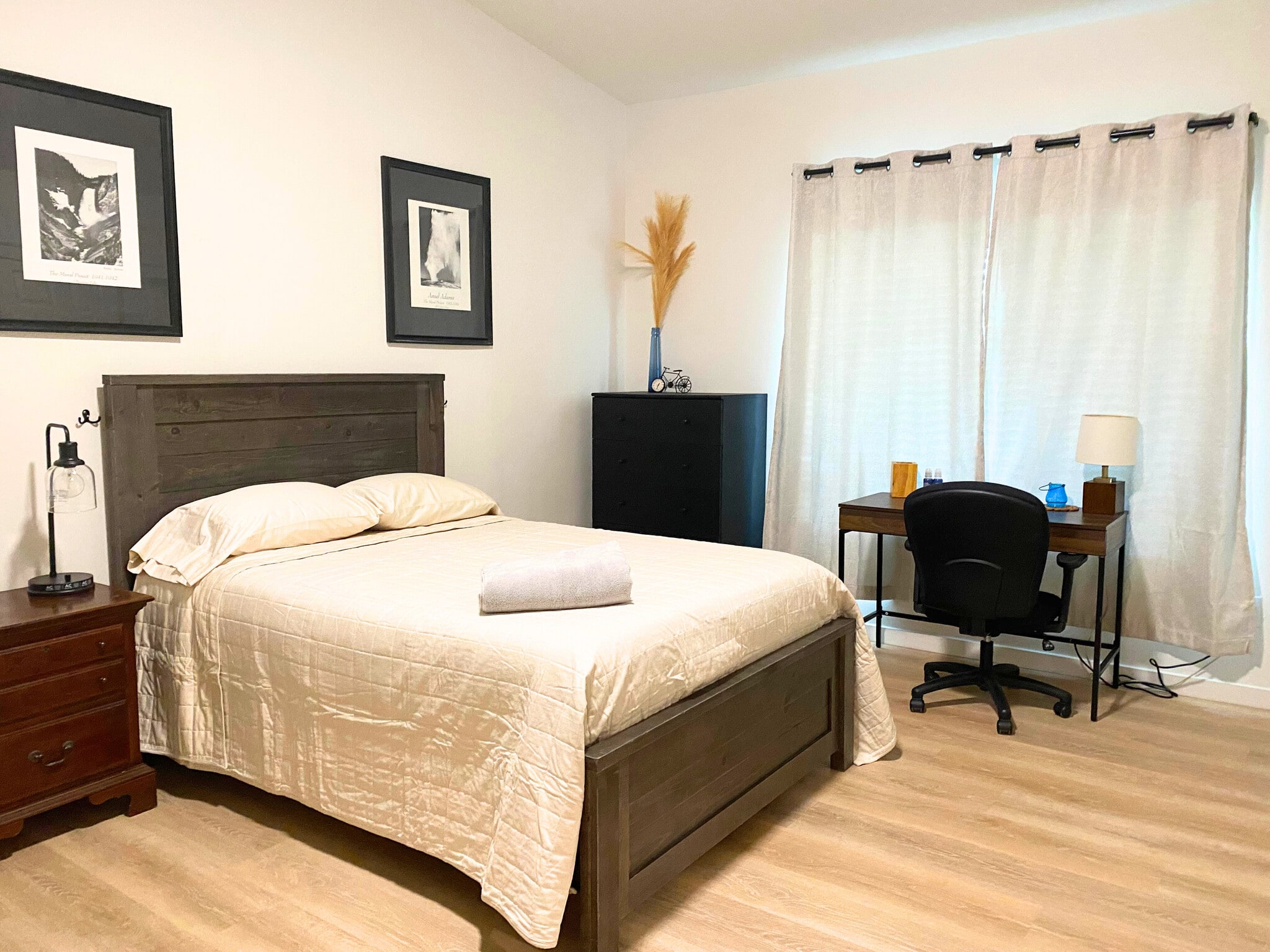 Room 5: Spacious room - Equipped with bed, dresser, nightstand, and lamp, personal safe - 8941 E 24th Ln