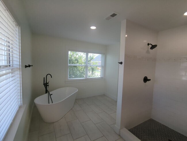 Building Photo - NICE SPACIOUS House in Holly Hills