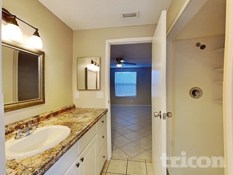 Building Photo - 6101 37th Ave W