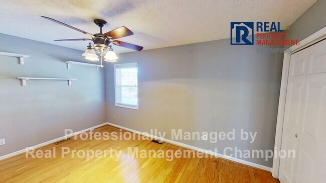 Building Photo - Spacious End Unit Townhome with Private De...