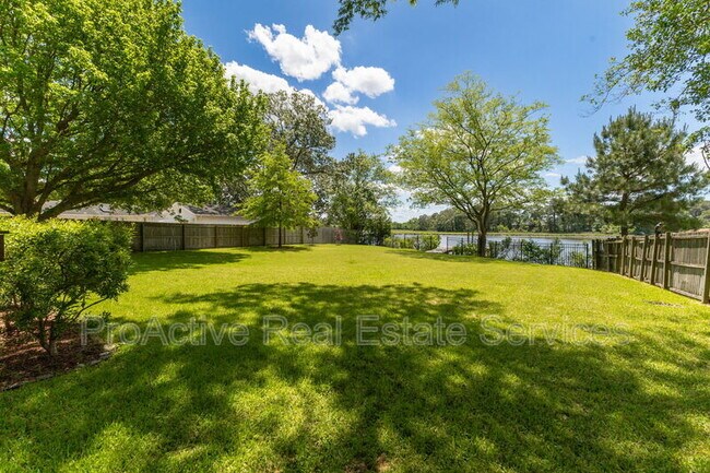 Building Photo - 615 Roland Dr
