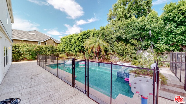 Building Photo - 4950 Densmore Ave