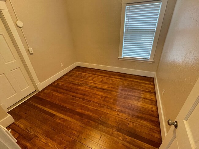 Building Photo - 1041 Davis Ave NW