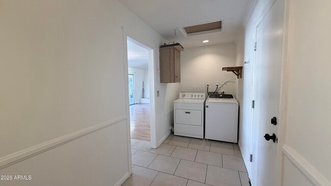 Building Photo - 4844 E Sunrise Dr