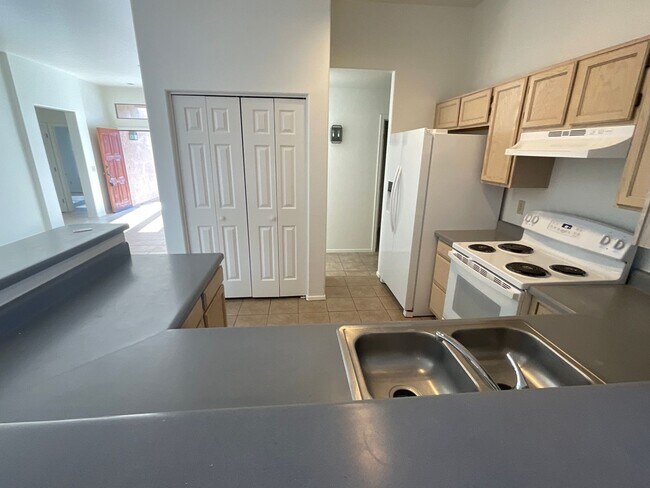 Building Photo - Convenient Eastside location on cul-de-sac