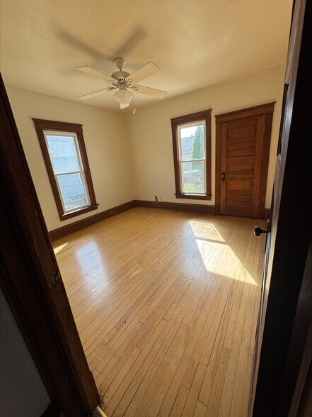 Building Photo - 410 E Conant St