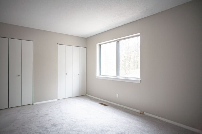 Building Photo - A Beautifully Renovated Modern Townhome!
