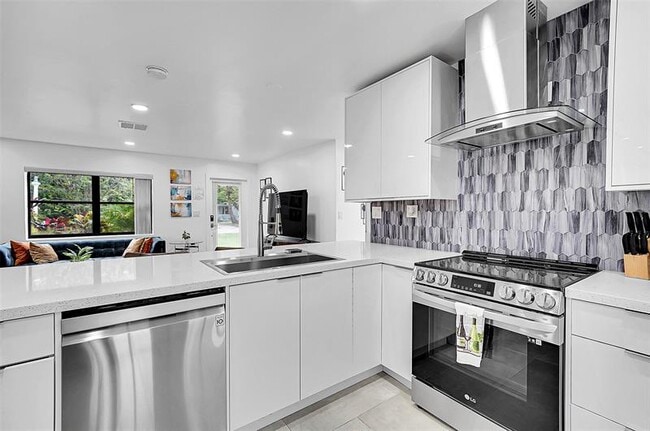 Building Photo - 400 NE 26th Dr