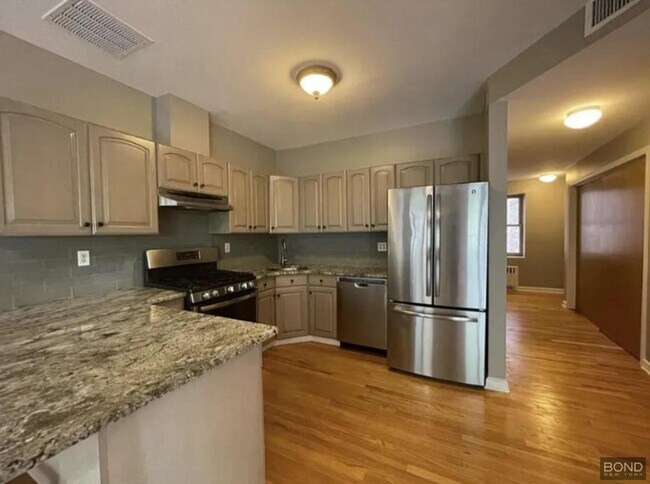 Building Photo - 3 bedroom in Queens NY 11418