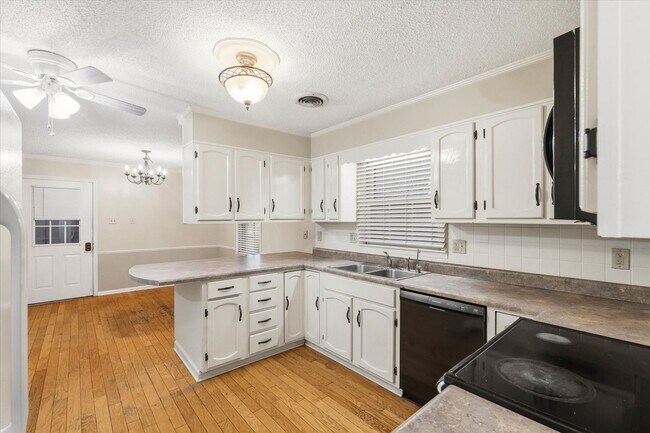 Building Photo - 4-BED, 2-BATH ALL-BRICK HOME NEAR JONESBORO COUNTRY CLUB!