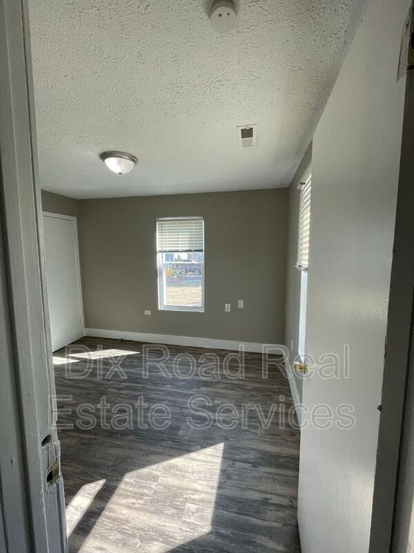 Building Photo - 324 Maeder Ave