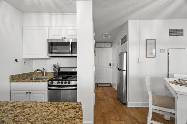 Building Photo - 8817 S Thomas Dr