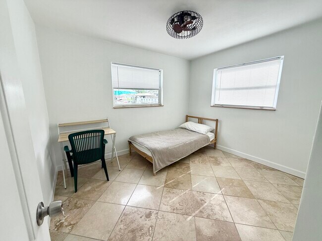 Building Photo - 4540 SW 28th Terrace