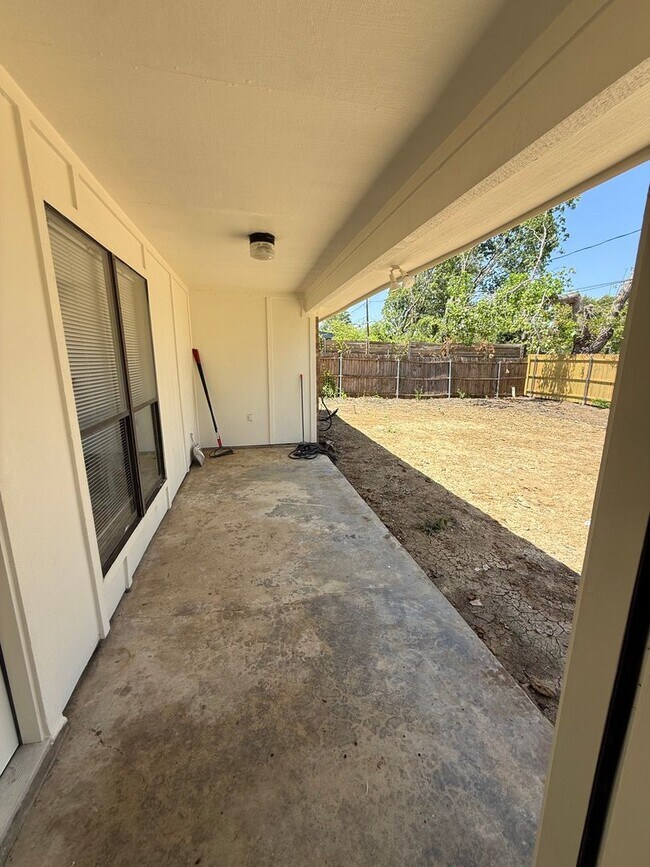 Building Photo - 2218 Parkside Dr