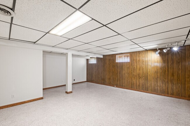 Building Photo - 318 Castleview Dr