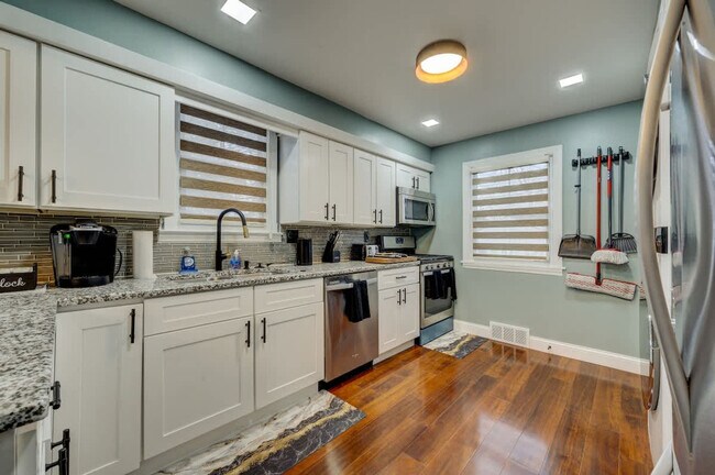 Building Photo - 3855 Grosvenor Rd