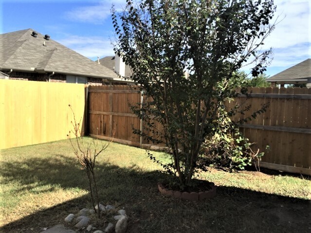 Building Photo - 8963 River Falls Dr