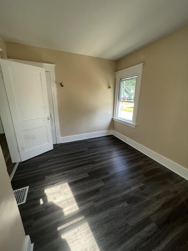 Building Photo - 310 Chelsea Pl