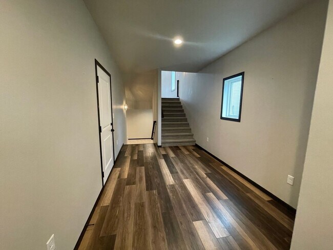 Building Photo - Spacious 4 Bed, 3 Bath Home in West Fargo