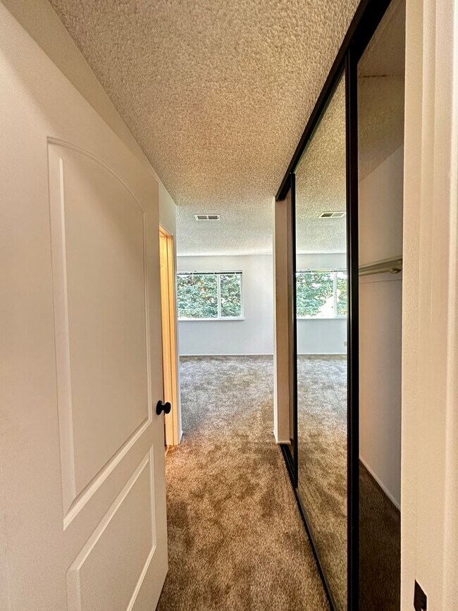 Building Photo - Bridgeview top floor condo with tree top w...