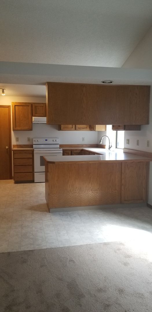 Building Photo - 3 BEDROOM CLOSE TO TIGARD HIGH SCHOOL