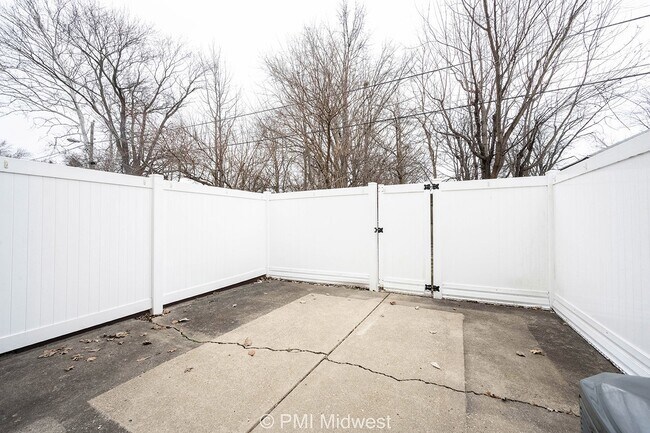 Building Photo - "Charming 2-Bed Haven with 1.5 Baths in Indianapolis – Cozy Living Awaits!"