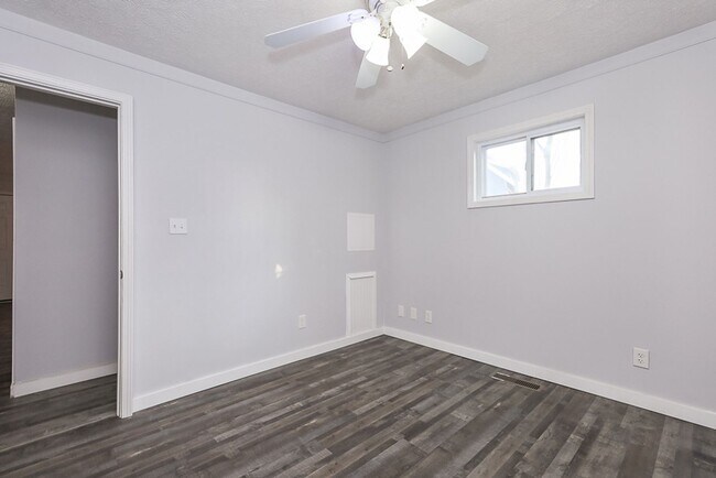 Building Photo - 2 Bedroom/1 bath Single House!