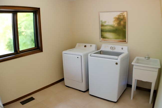 Building Photo - 44 Kingston Dr