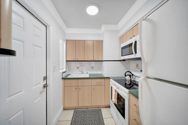 Building Photo - 2724 NE 14th St