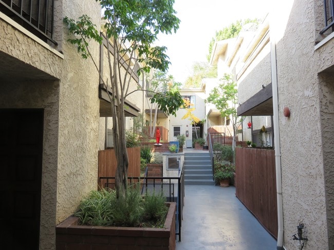 Building Photo - 3353 Shelby Dr