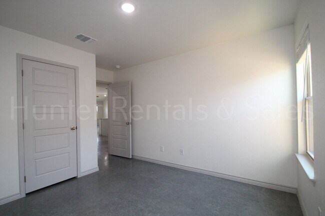 Building Photo - 805 Freedom Cir