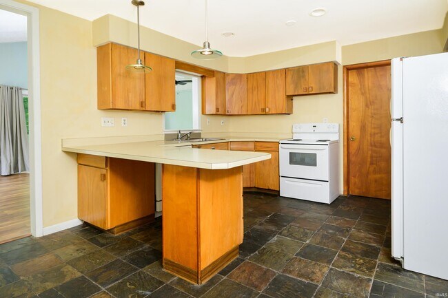 Building Photo - 117 N Hillsdale Dr