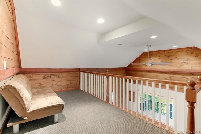 Building Photo - 327 W Neck Rd