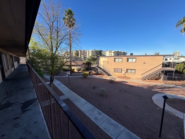 Building Photo - 1 Bedroom Condo close to UNLV & The Strip