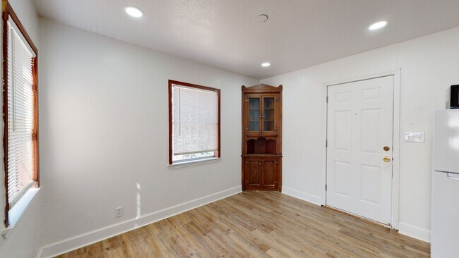 Building Photo - HUGE PRICE IMPROVEMENT $995!!!!