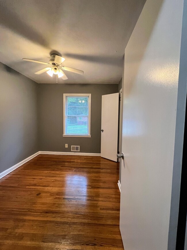 Building Photo - 2884 Meadowview Dr SE