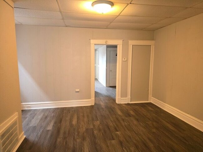 Building Photo - Recently renovated apartment waiting for new tenant